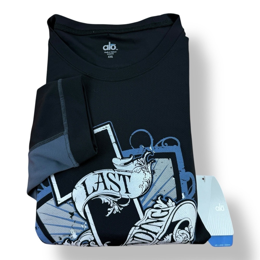 Alo Performance Yoga‎ Black Gray Graphic Long Sleeve Shirt 2XL Last One Standing